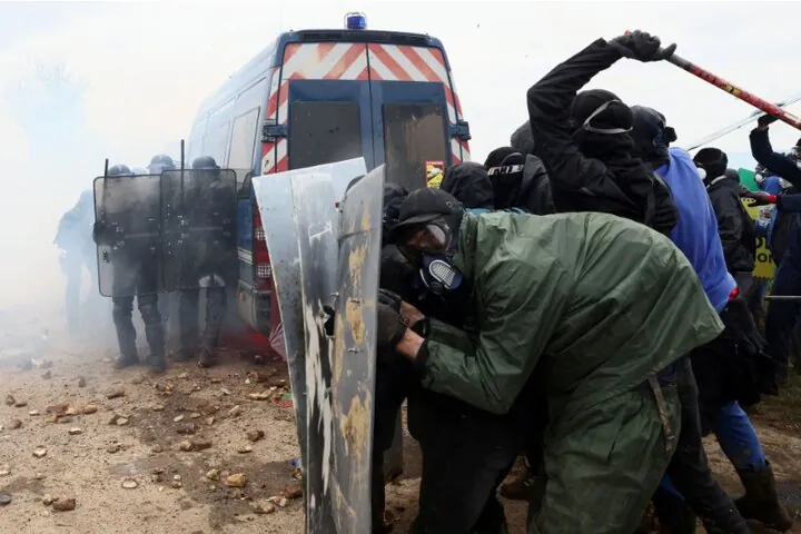 درگیری خشونت‌آمیز پلیس فرانسه با معترضان روستایی+ تصاویر